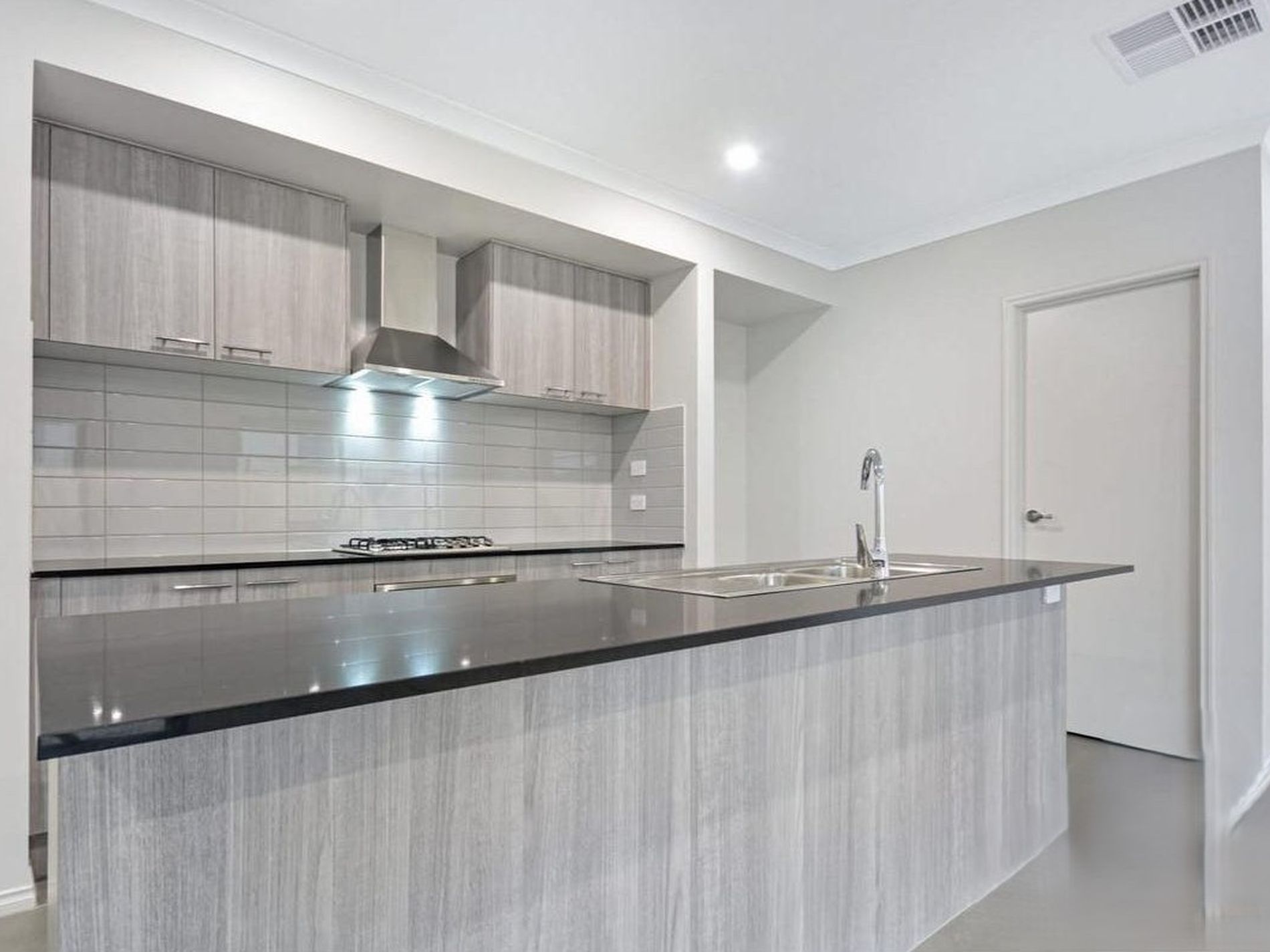 2 Yard Street, Mambourin