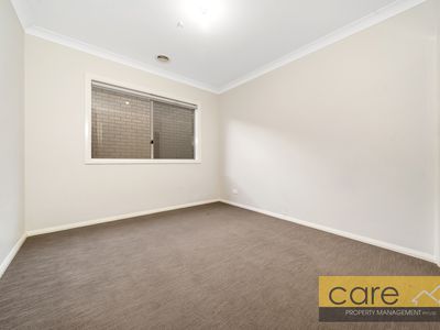 27 Joanne Way, Officer
