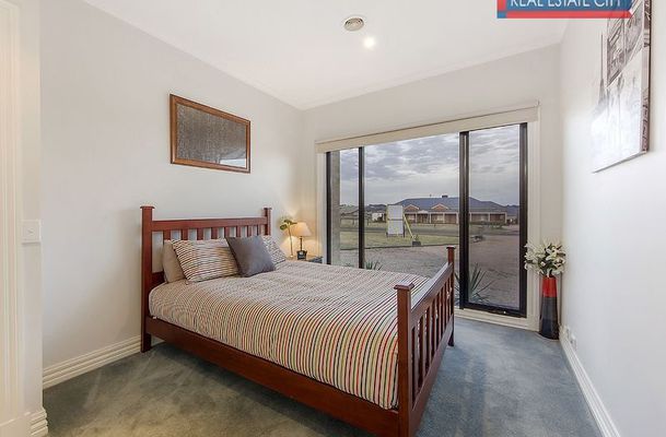 1 The Ridge, Oaklands Junction
