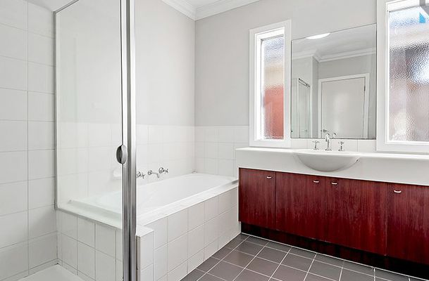 28 Lakeside Drive, Roxburgh Park