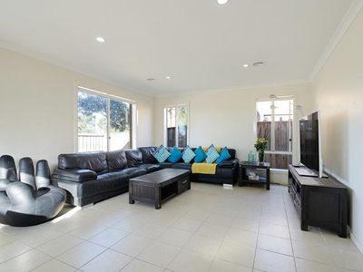 10 Cranbrook Circuit, Officer
