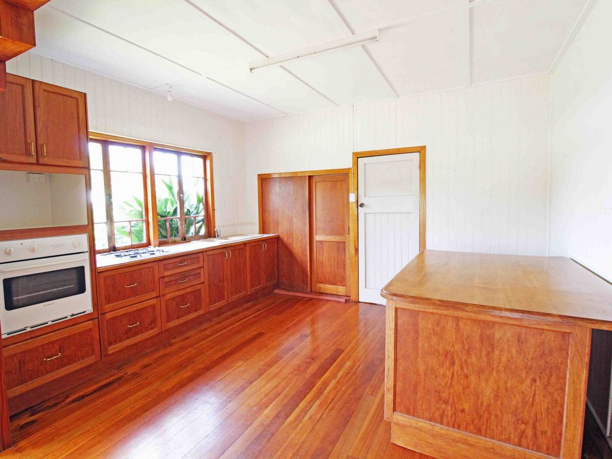 44 WEAVER STREET, Atherton