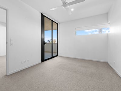 711 / 8 Dickens Street, Spring Hill