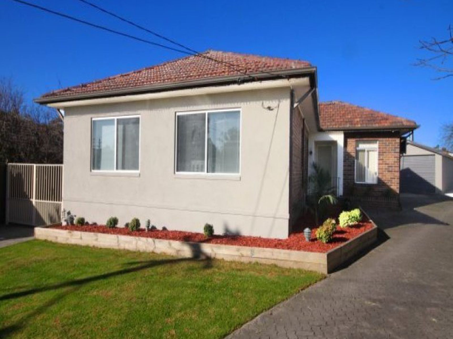 2 Gunyah Crescent, Roselands