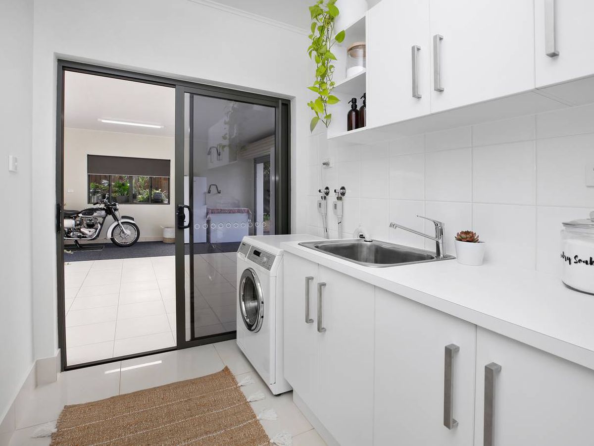 16 MITCHELL DRIVE, Atherton