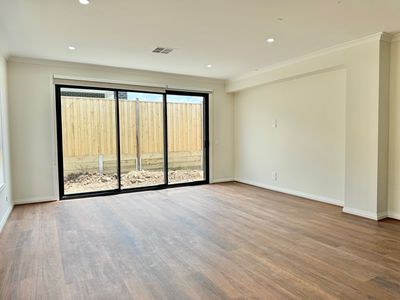 127 Plane Avenue, Mambourin