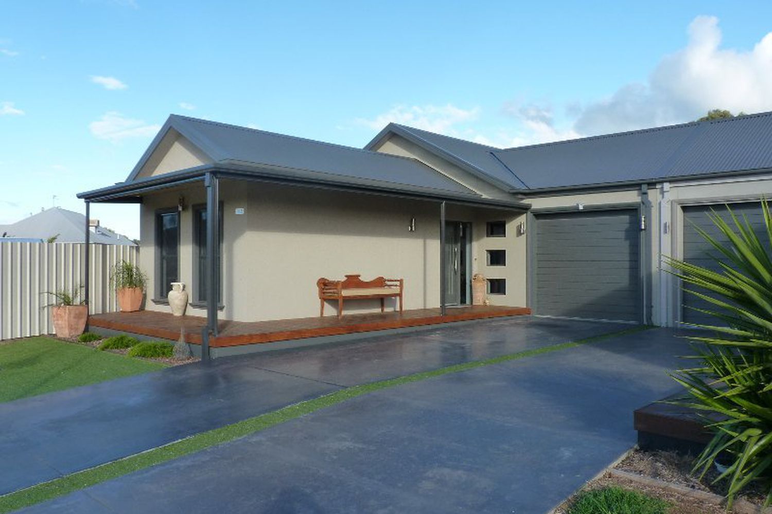 1 / 13 Deakin Court, Horsham
