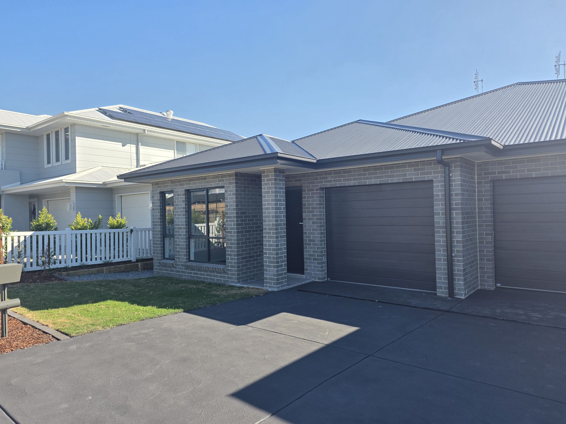 2/68 Malachite Street, Chisholm
