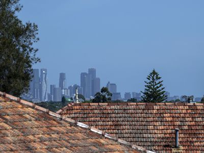 2 / 1 Moore Crescent, Reservoir