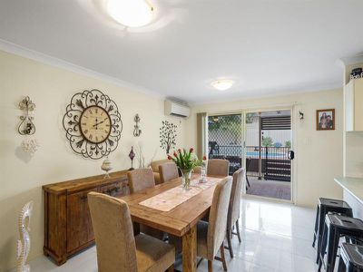 2 Flame Tree Cl, Hamlyn Terrace