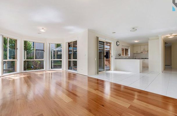 4 Ferntree Walk, Roxburgh Park