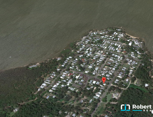 Renovated queenslander in the heart of Boreen Point. image 12