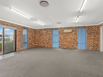 1 / 4 Commerce Court, Forster