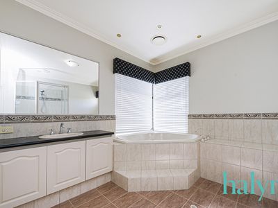 6 Hinkler Loop, Maylands