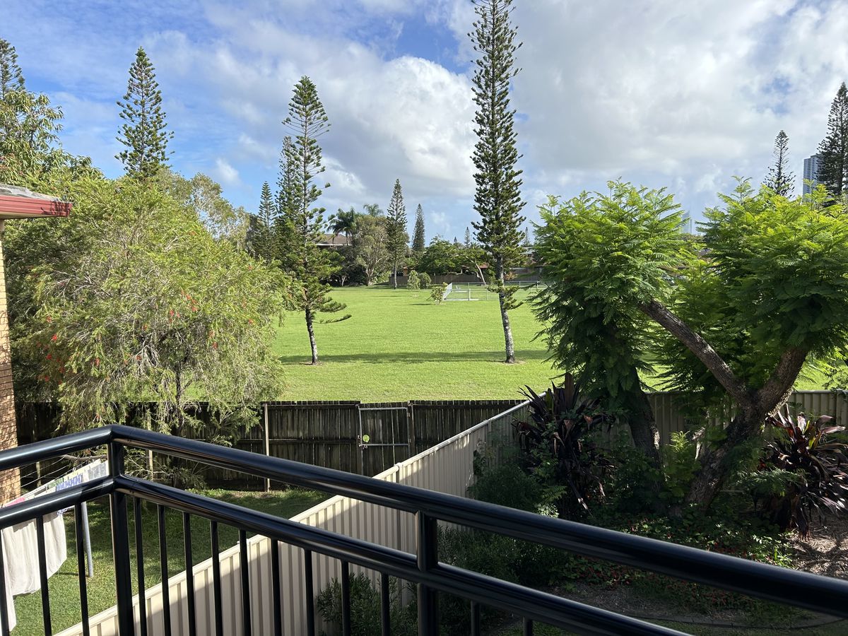 4 / 8 Angie Court, Mermaid Waters