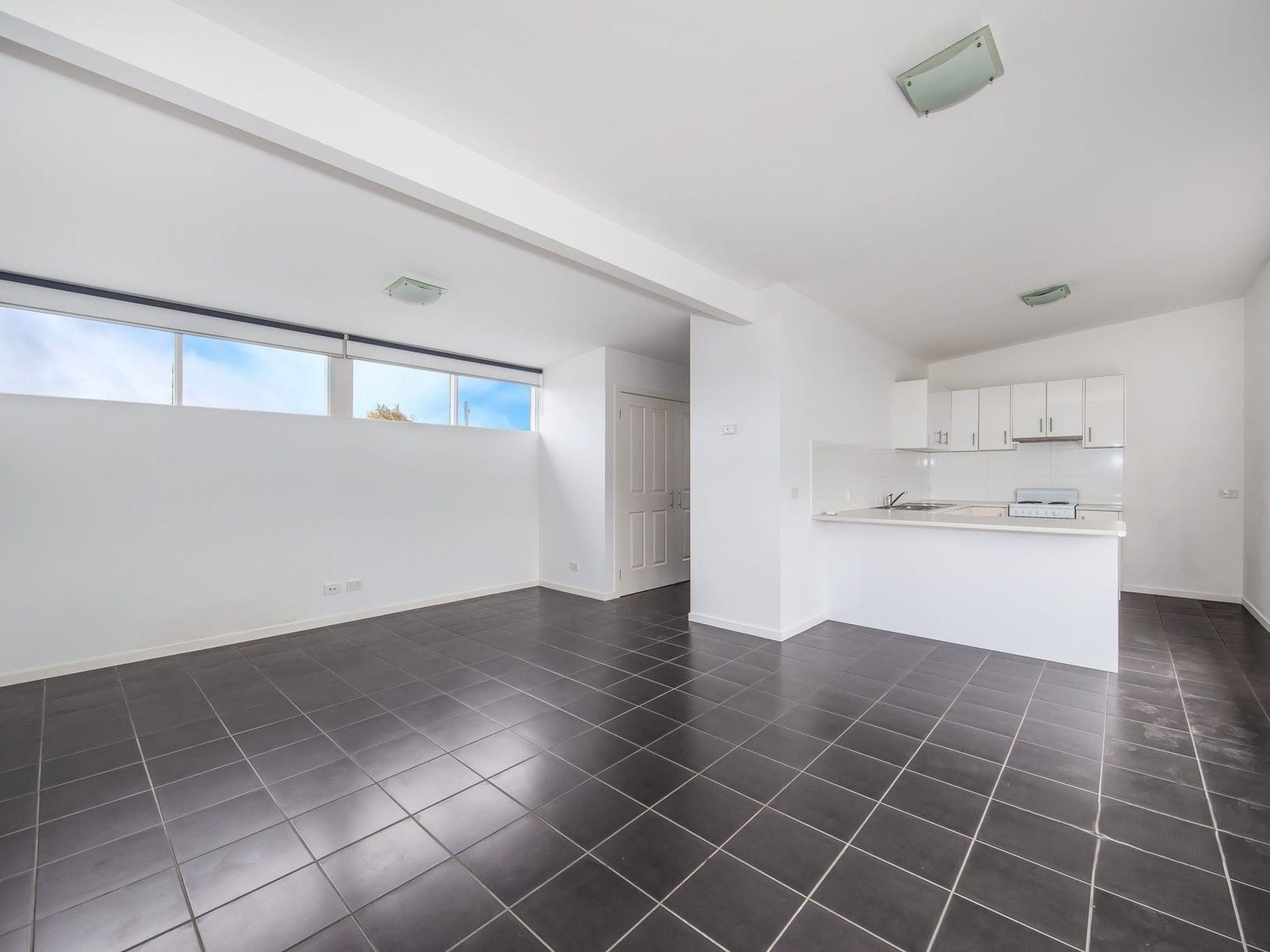 4 / 12 Market Road , Werribee