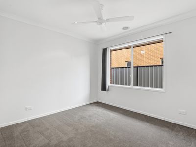 5 Niland Crescent, Point Cook