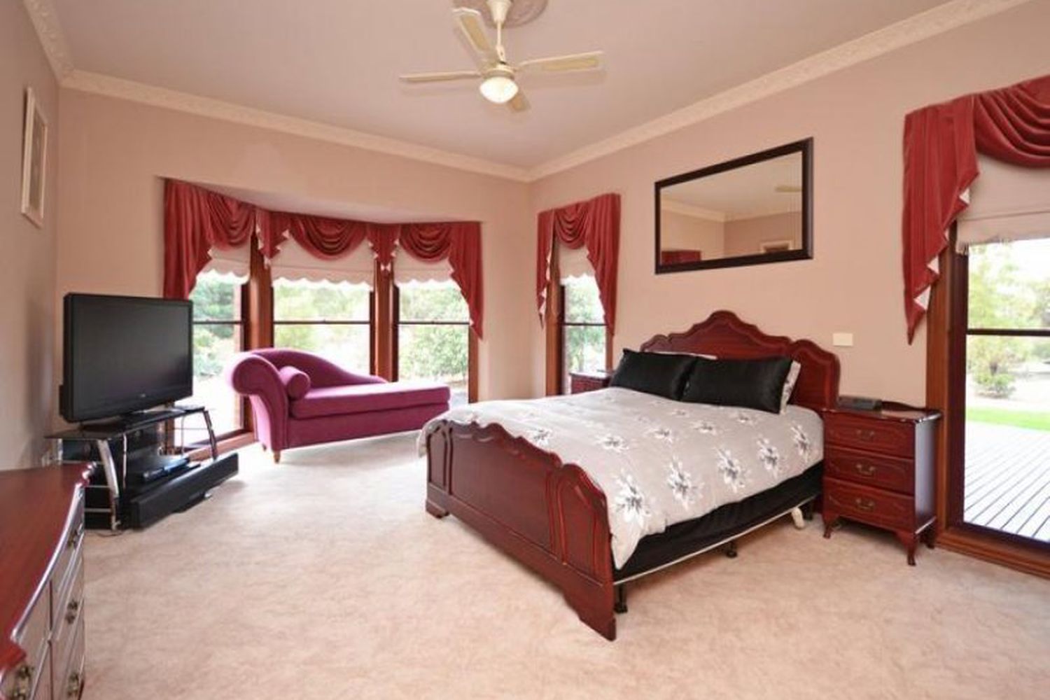 135 Barnes Boulevard, Horsham