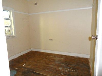 98 Moons Avenue, Lugarno