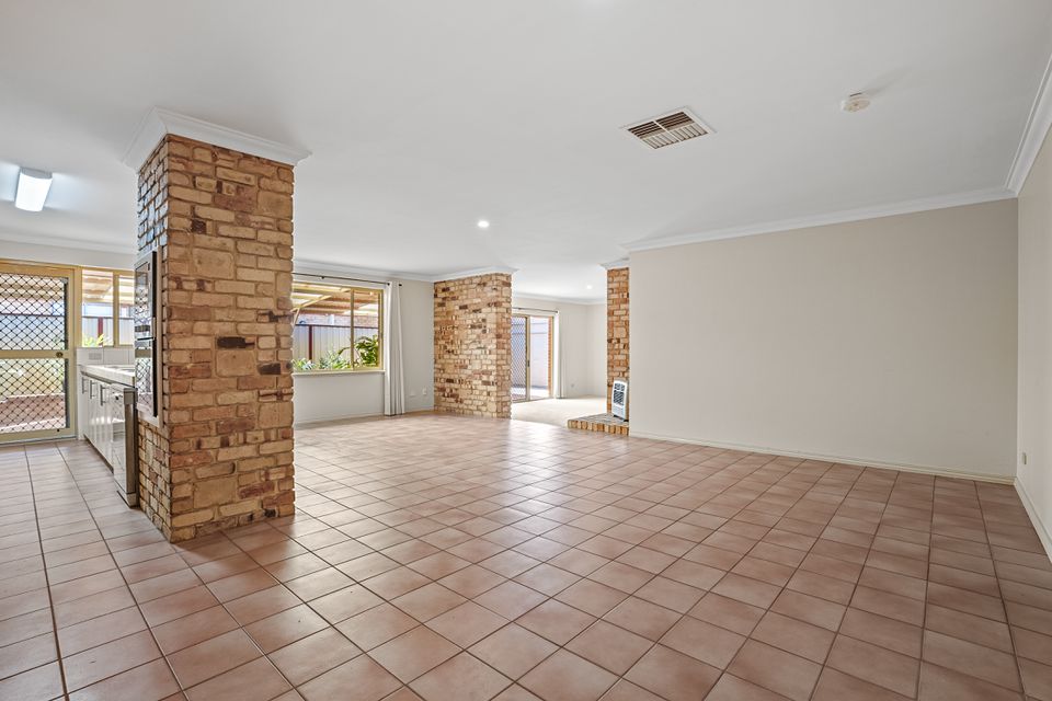 16 Frigate Close, Waikiki