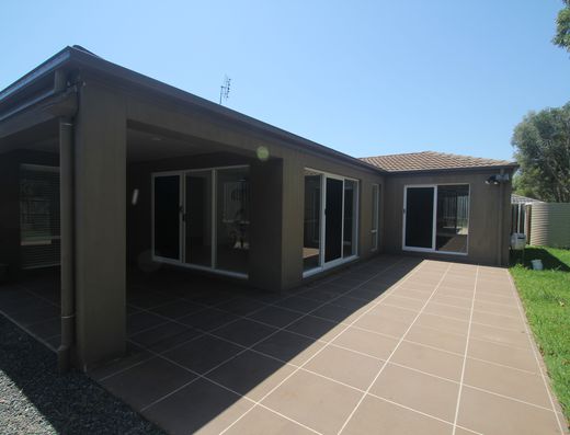 Large family home Peregian Springs image 11