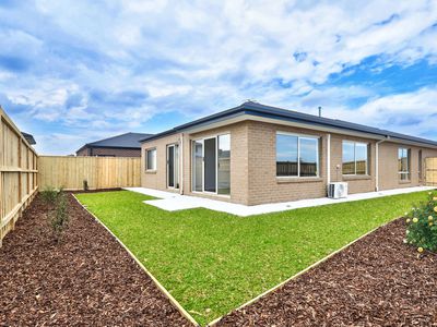 32 Camfield Crescent, Mambourin