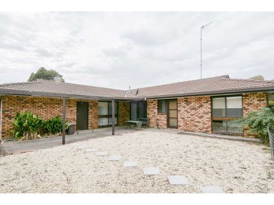 4 Oak Court, Horsham