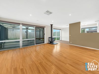 8 Kalyptos Walk, Cranbourne