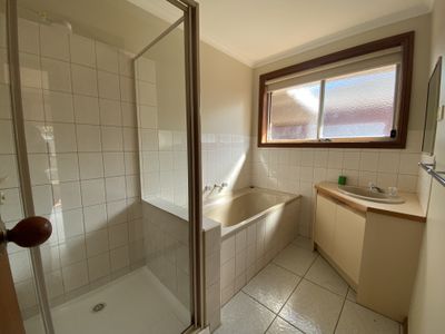 1 / 25 Tweed Court, Werribee