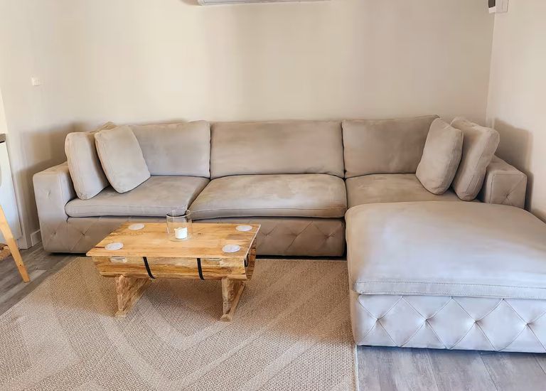 8 Hundred Line Road, The Pines