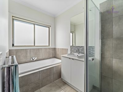 25 Kangaroo Crescent, Aintree