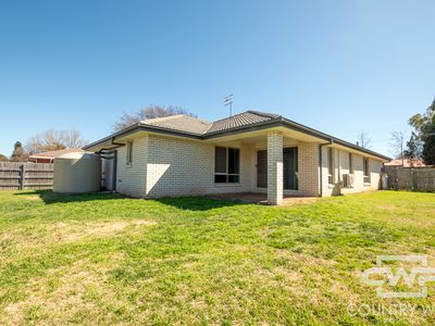 48 Manse Street, Guyra