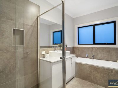 33 Lispenard Circuit, Point Cook