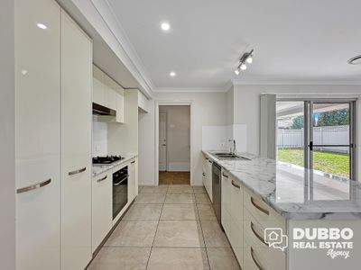 17  Lansdowne Drive, Dubbo