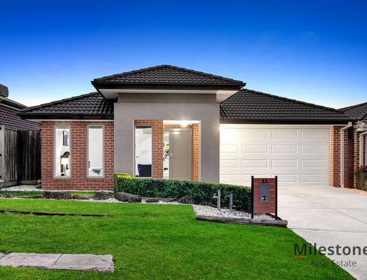 Exceptional Parkside Living in Grandvue Estate : Your Dream Home Awaits!