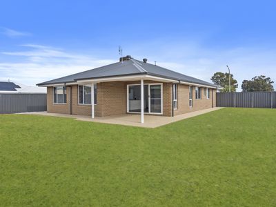 30 Lewis Crescent, Finley