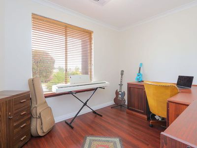 11 Cowlishaw Rise , Parmelia