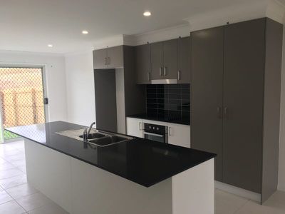 1 / 8 Meadow View Road, Beaudesert