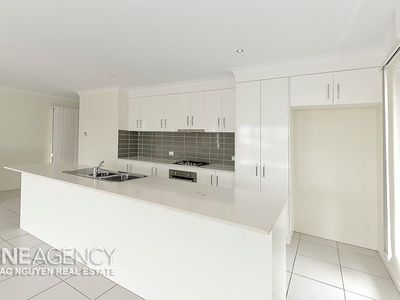 40 Brock Dr, Springfield Lakes