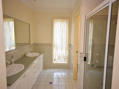 16 Hillcrest Place, Dubbo