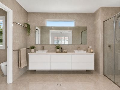 5 Park Ave, Broadbeach Waters