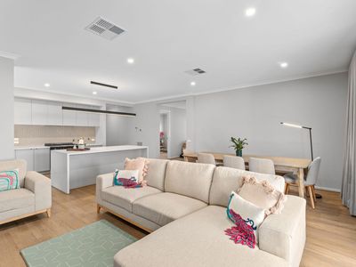 4 Rush Crescent, Manor Lakes