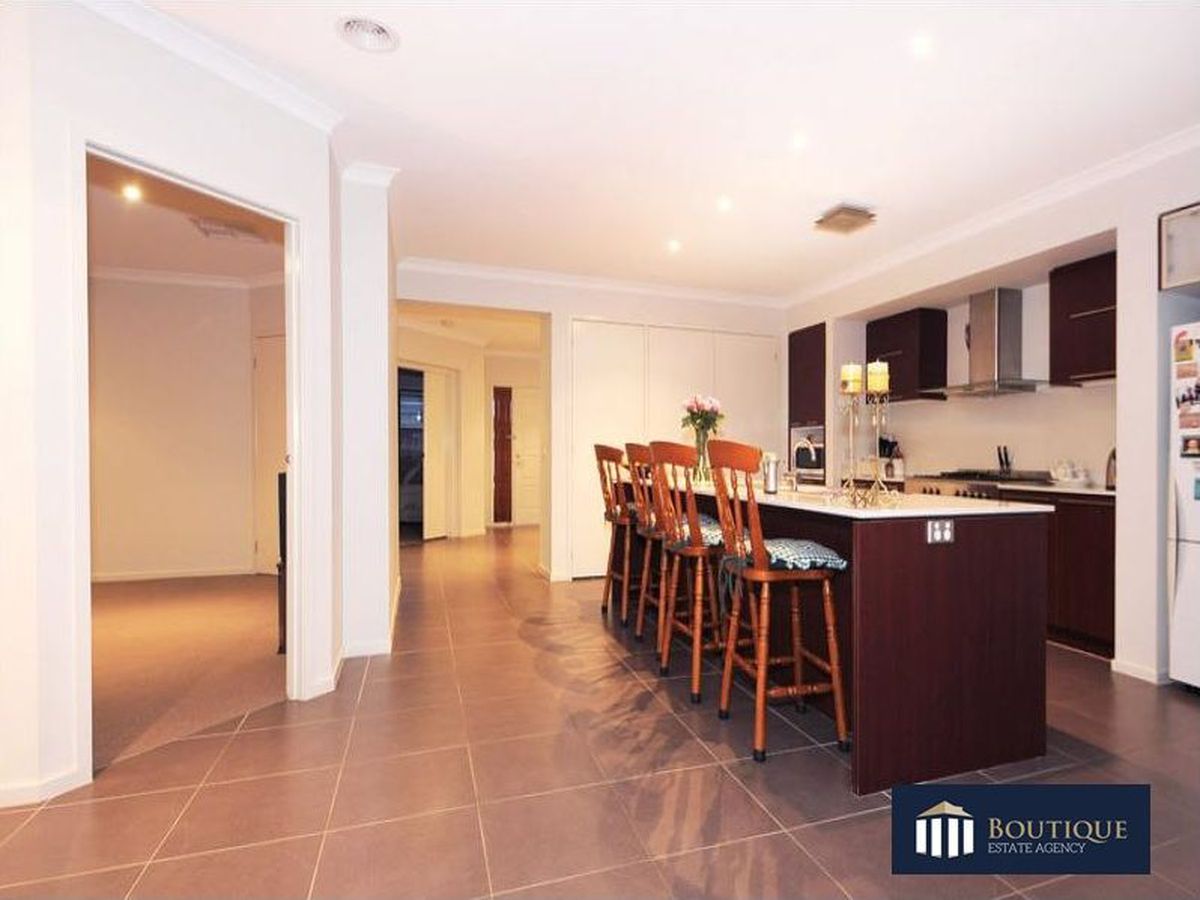 8 Matilda Court, Lynbrook