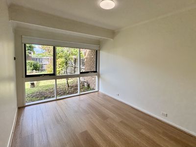 1 / 10 Templewood Crescent, Avondale Heights