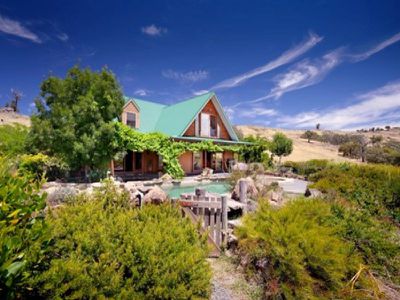 2735 Beechworth Road, Leneva