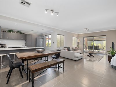 7 / 22 Whittaker Turn, Piara Waters