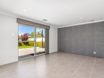 21 Manhattan Concourse, Hilbert