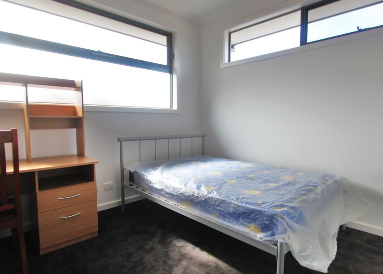 1 / 4 Harlington Street, Clayton