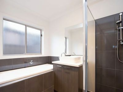 2 / 18 Haywood grove, Melton South