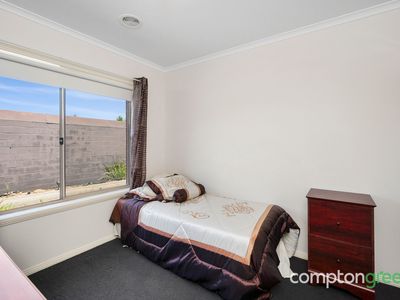 2 / 60 Tanner Street, Breakwater
